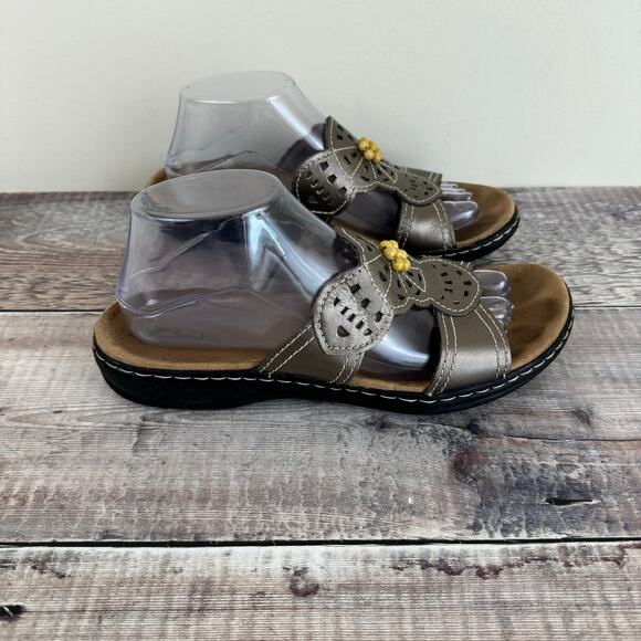 Clarks Bendable Sandals Womens 9M Beaded 2 Strap Taupe Brown Gray Slides READ - Picture 3 of 13